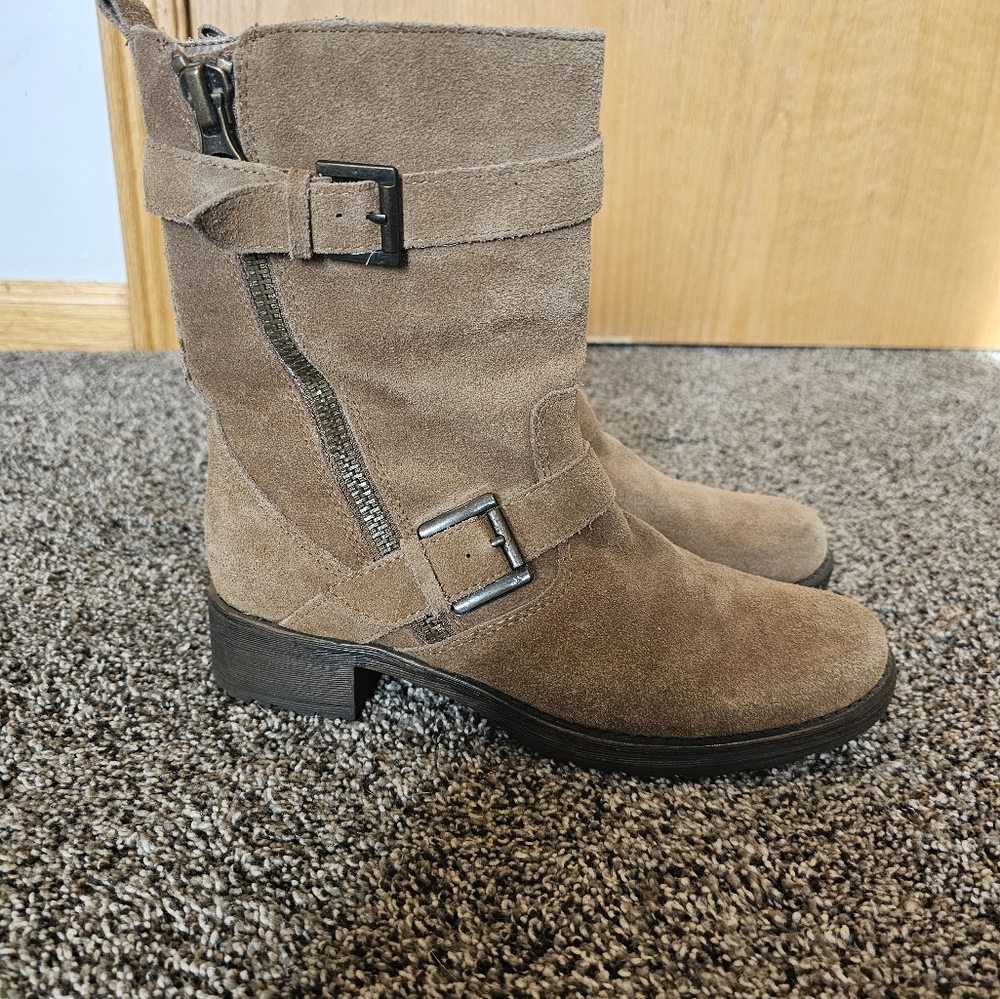 G.H. Bass & Co. tan suede boots size 6.5